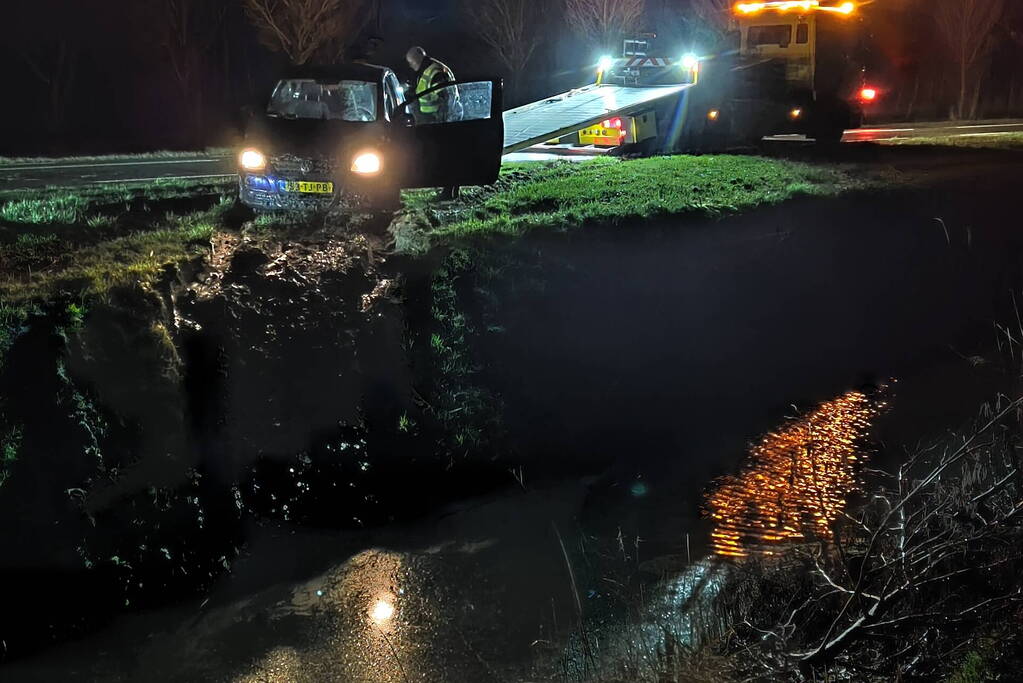 Auto belandt op verkeerde weghelft en eindigt in sloot