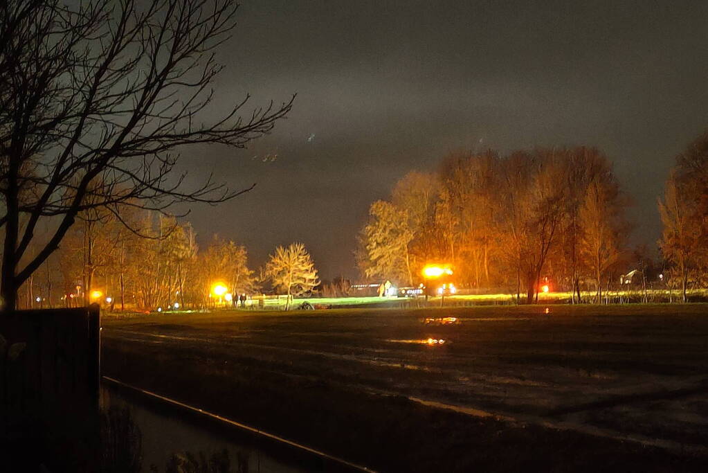 Auto belandt op verkeerde weghelft en eindigt in sloot