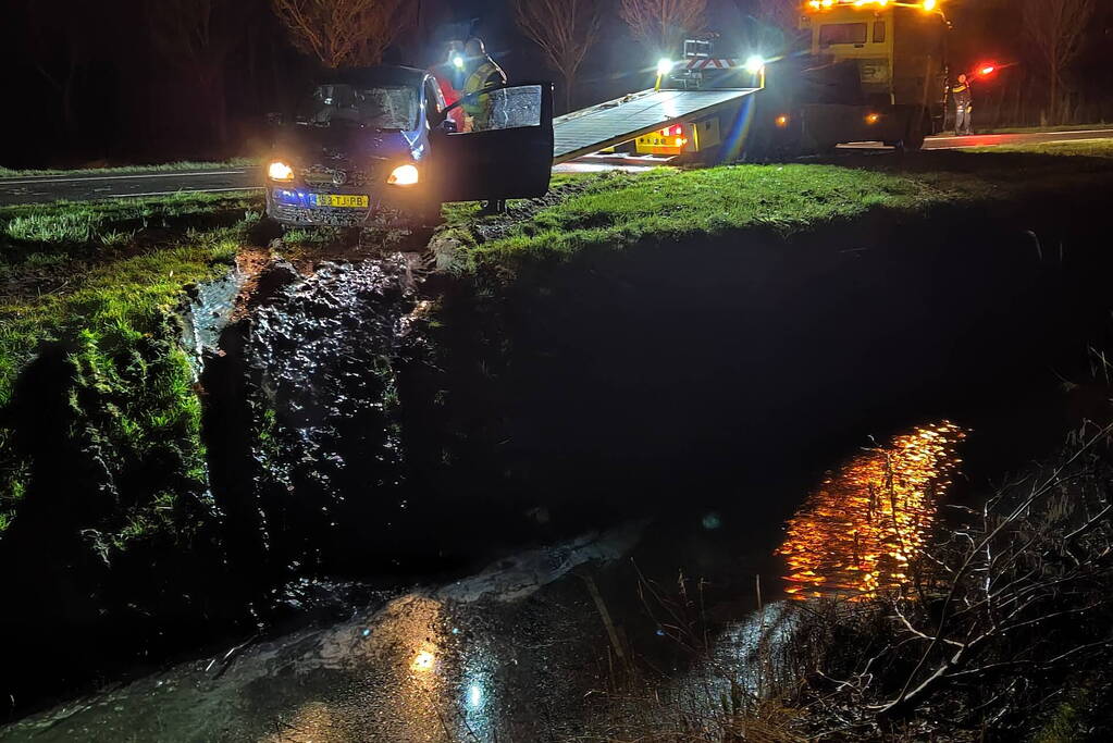 Auto belandt op verkeerde weghelft en eindigt in sloot