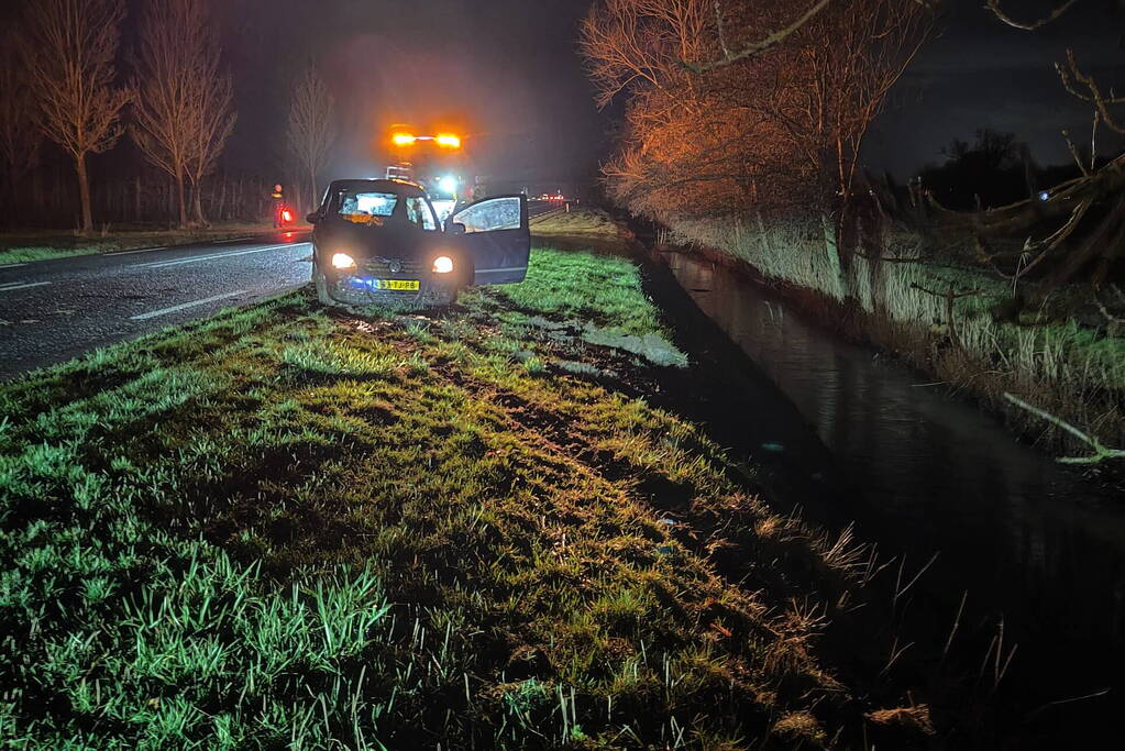 Auto belandt op verkeerde weghelft en eindigt in sloot