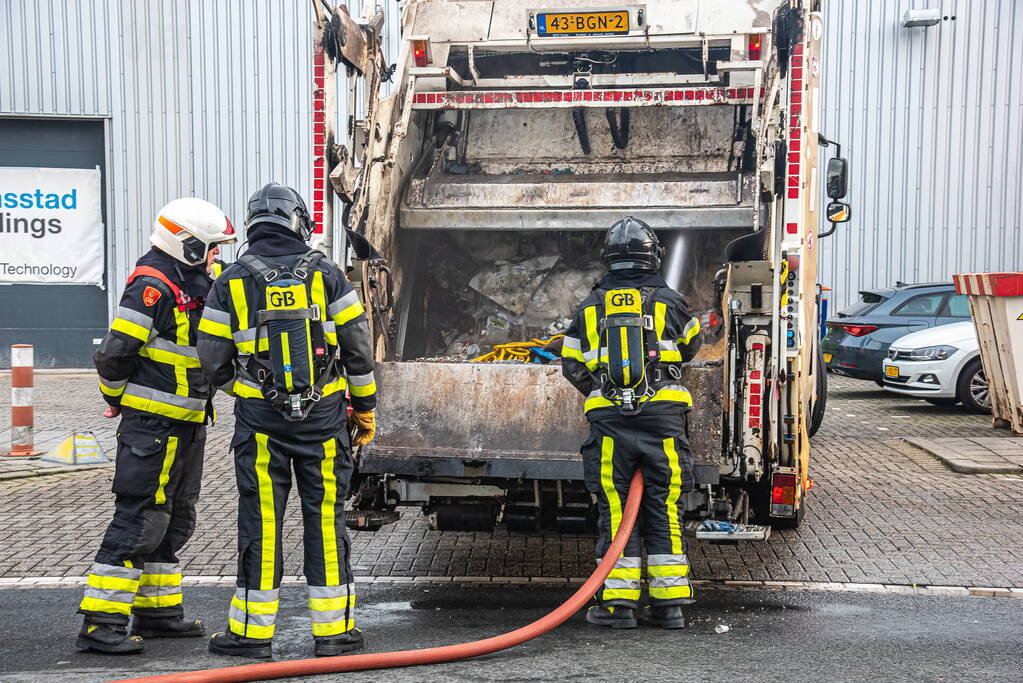 Lading van vuilniswagen vat vlam