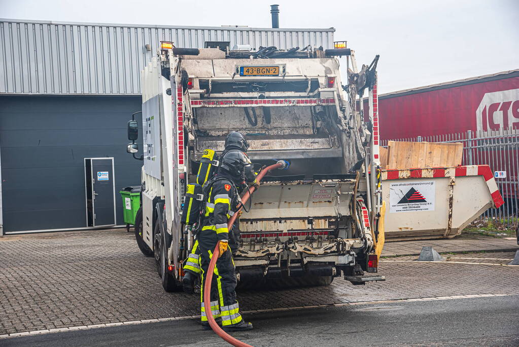 Lading van vuilniswagen vat vlam