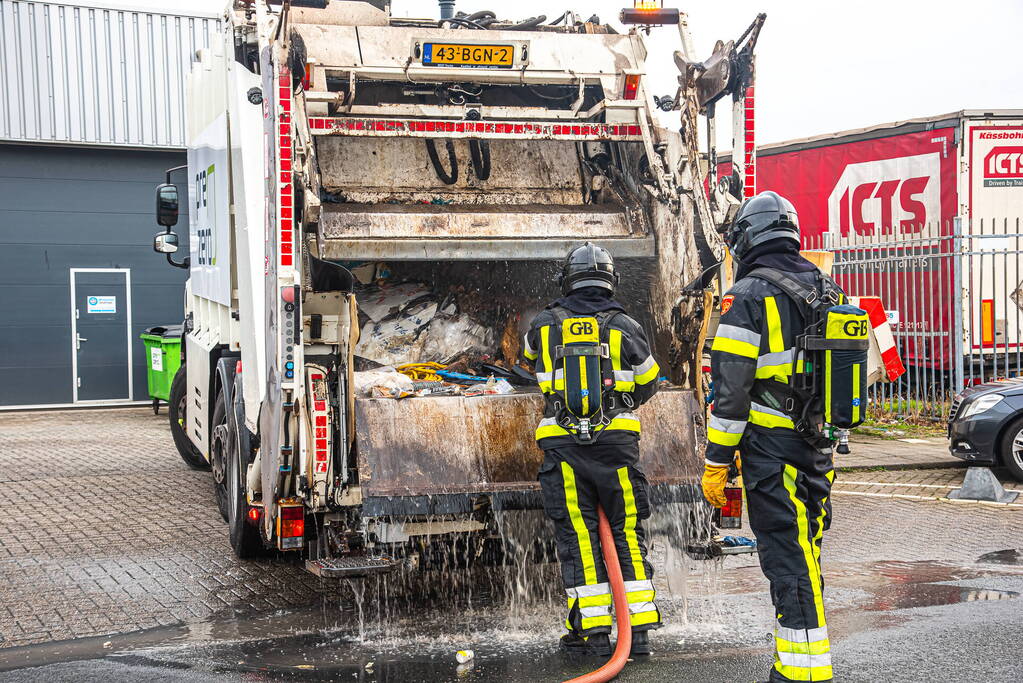 Lading van vuilniswagen vat vlam