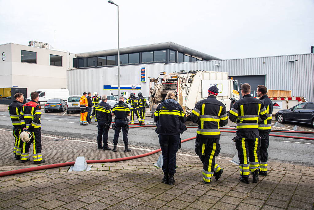 Lading van vuilniswagen vat vlam