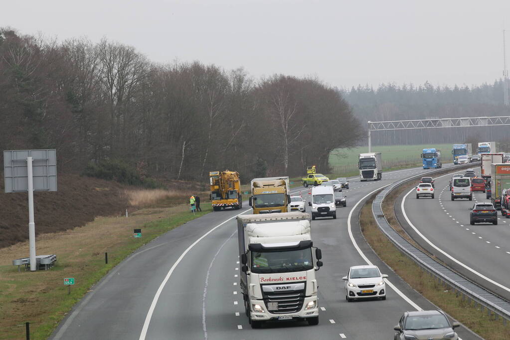 Mobiele kraan weggesleept na mogelijke brand