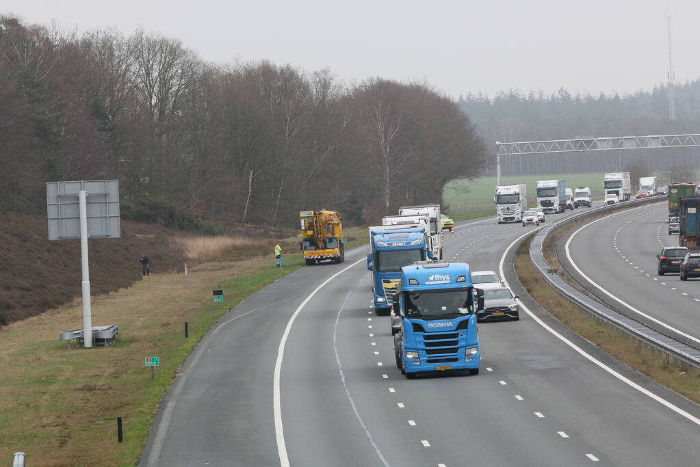 Mobiele kraan weggesleept na mogelijke brand