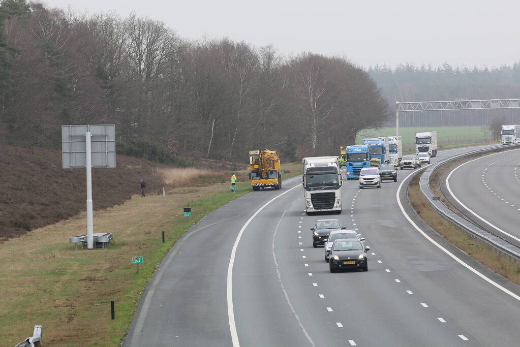 Mobiele kraan weggesleept na mogelijke brand