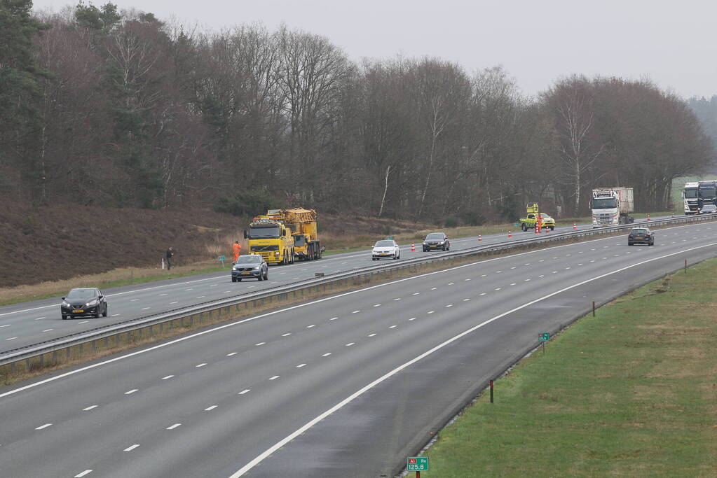 Mobiele kraan weggesleept na mogelijke brand