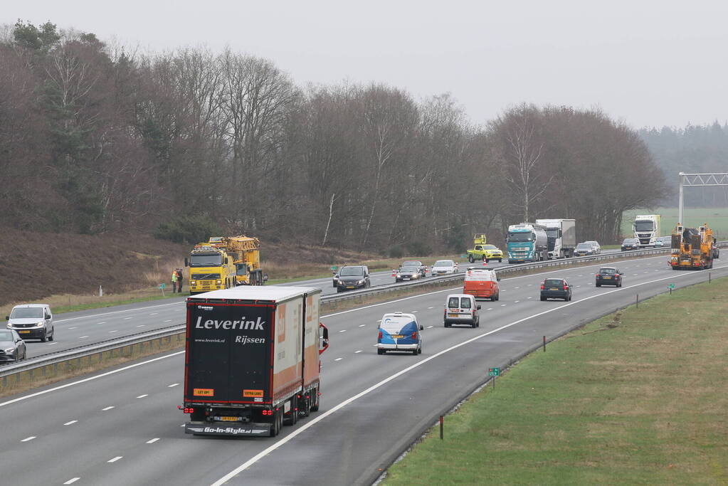 Mobiele kraan weggesleept na mogelijke brand