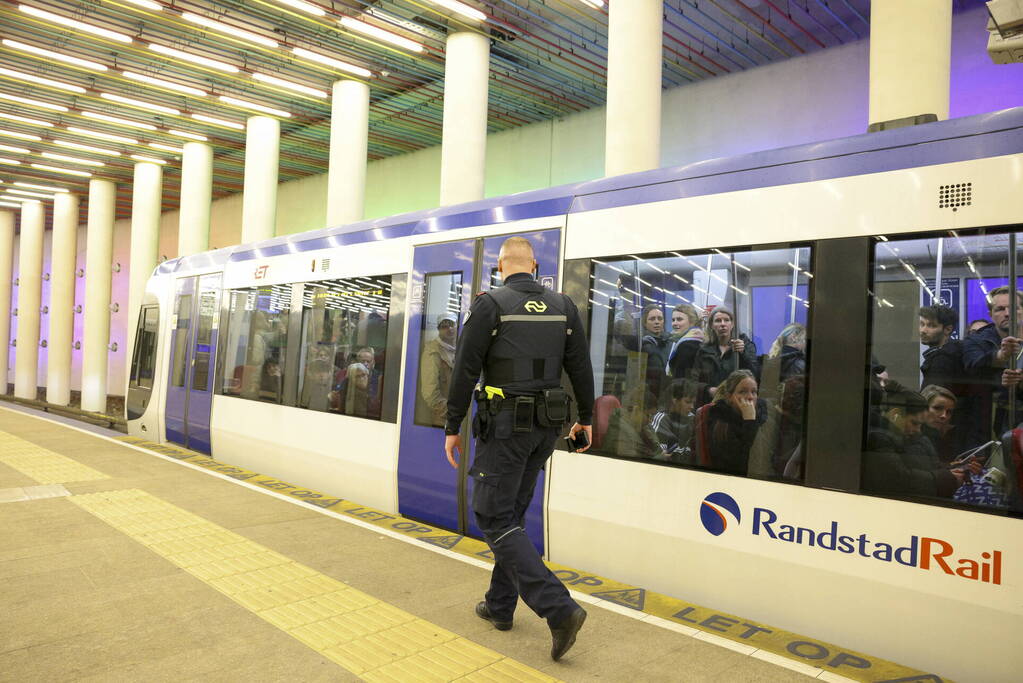 Grote zoekactie vanwege bedreiging met mes centraal station