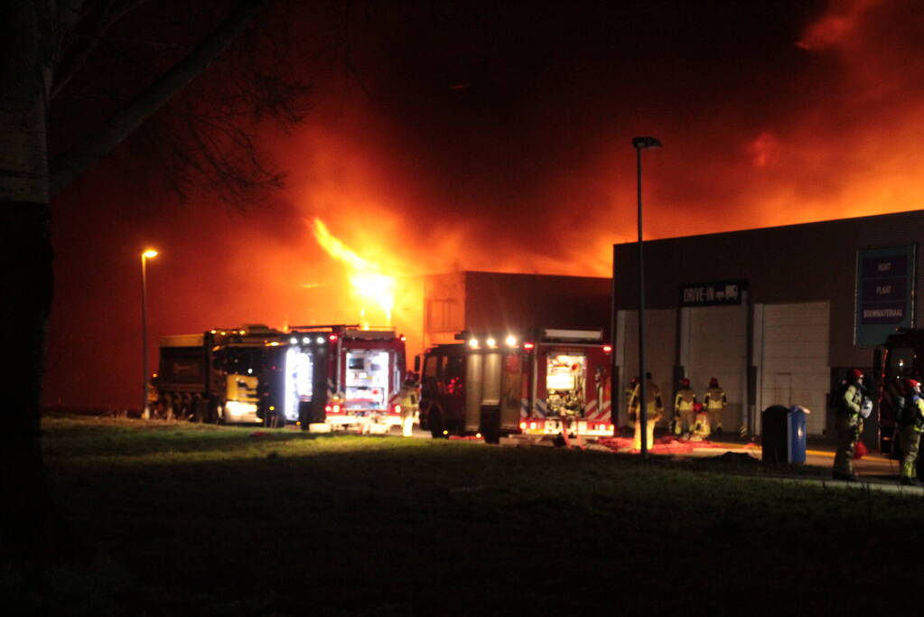 Grote uitslaande brand in bedrijfspand