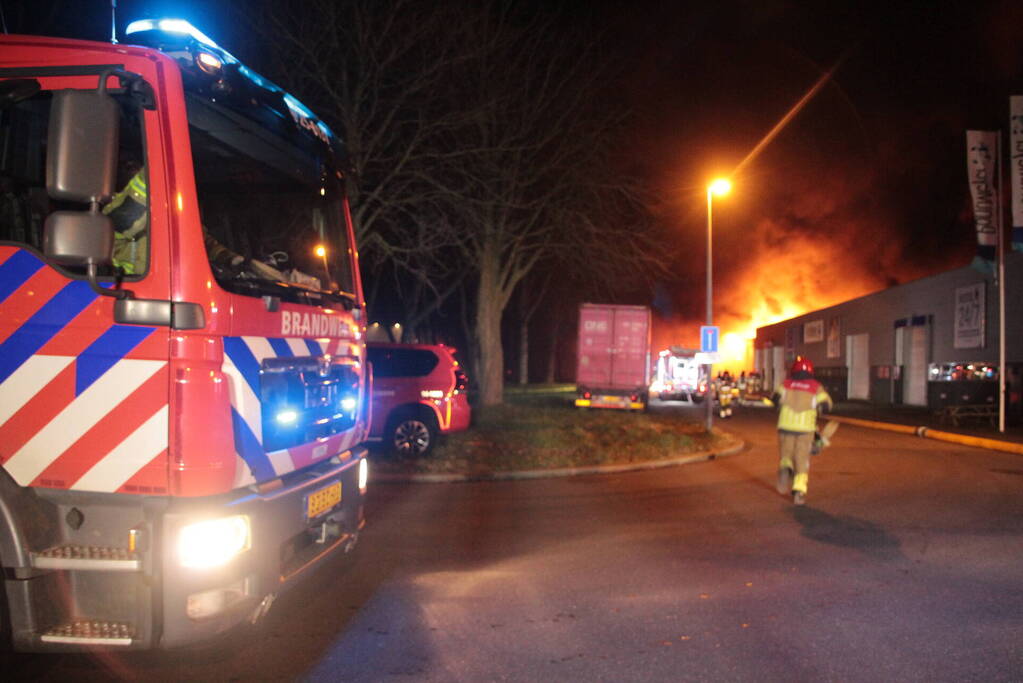 Grote uitslaande brand in bedrijfspand