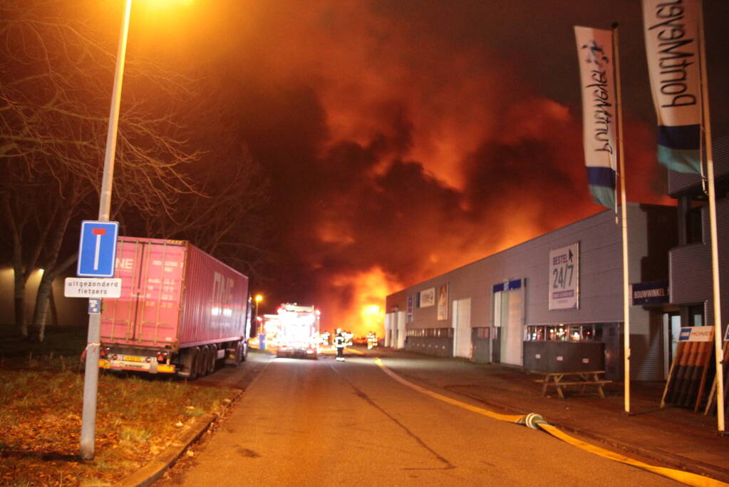 Grote uitslaande brand in bedrijfspand