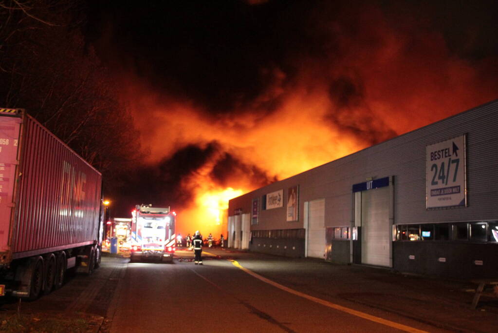 Grote uitslaande brand in bedrijfspand