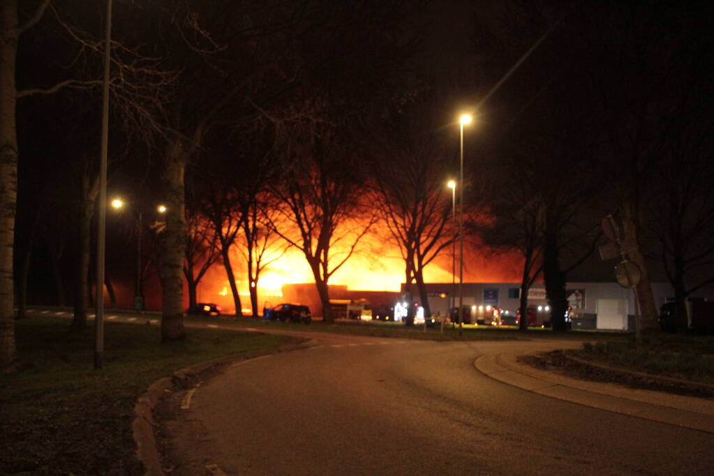 Grote uitslaande brand in bedrijfspand