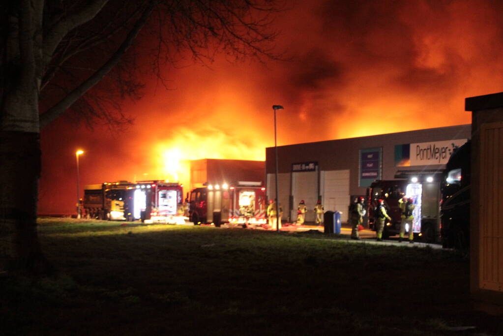 Grote uitslaande brand in bedrijfspand