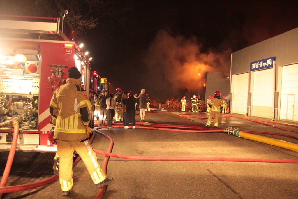 Grote uitslaande brand in bedrijfspand