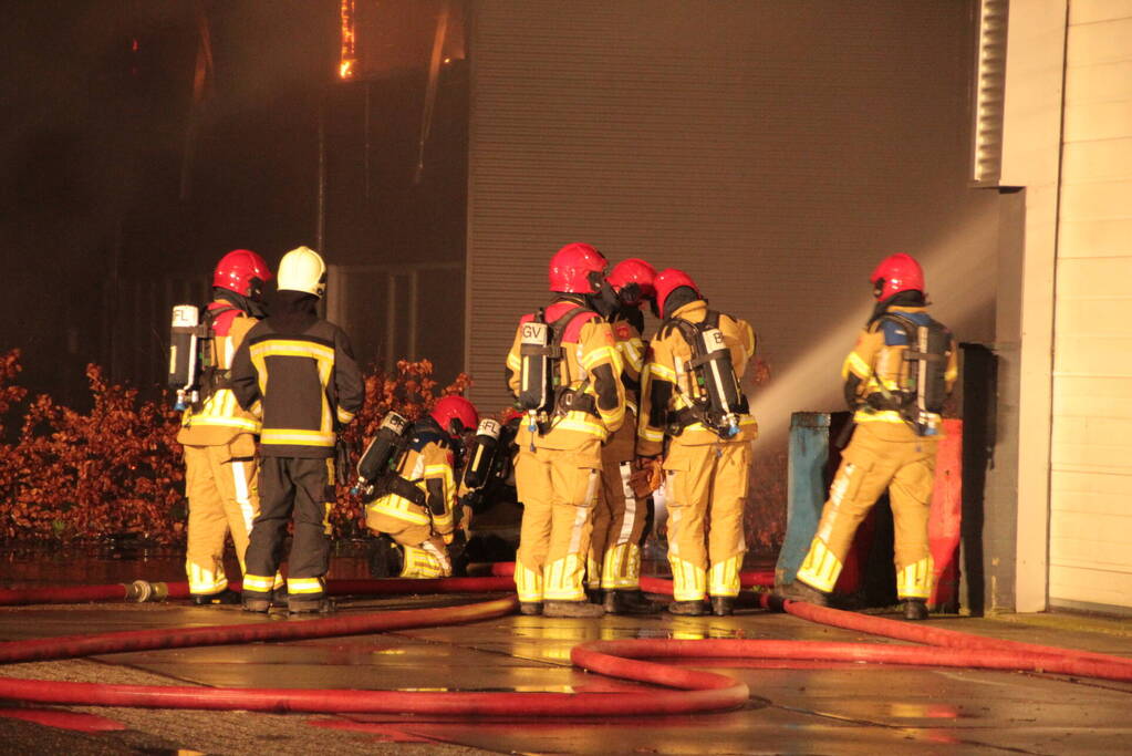 Grote uitslaande brand in bedrijfspand