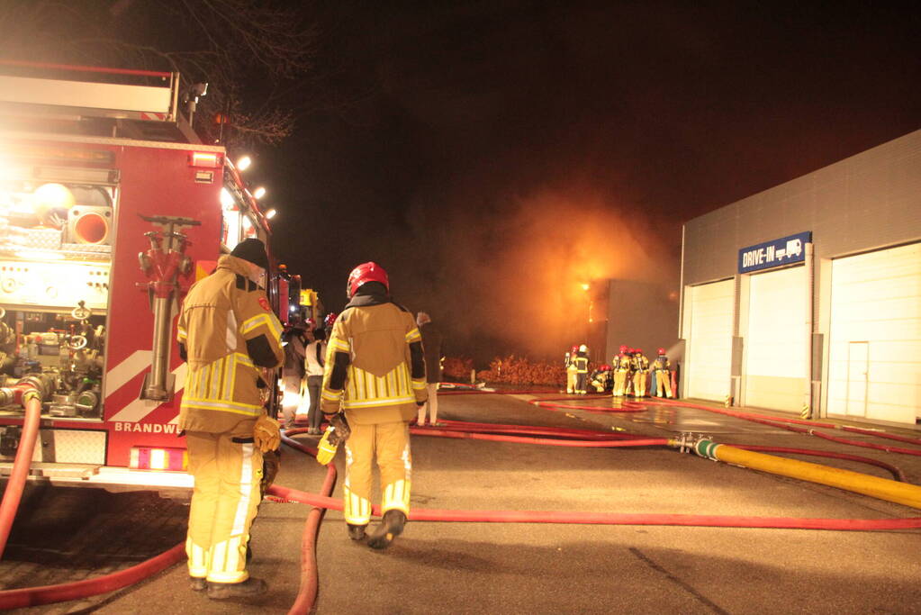 Grote uitslaande brand in bedrijfspand