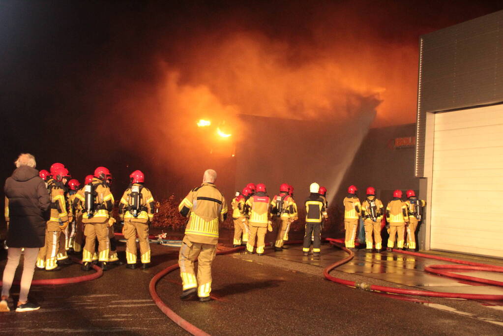 Grote uitslaande brand in bedrijfspand