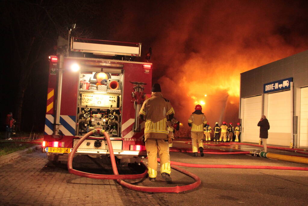 Grote uitslaande brand in bedrijfspand