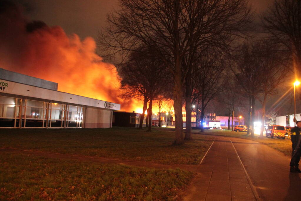 Grote uitslaande brand in bedrijfspand