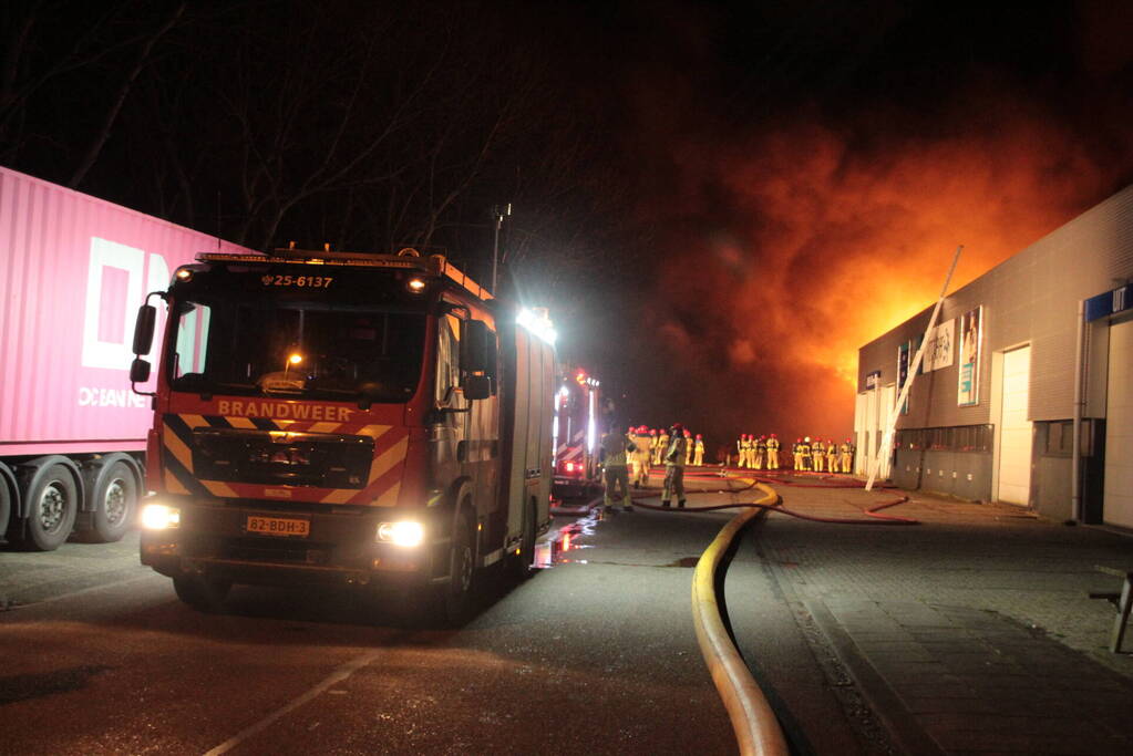 Grote uitslaande brand in bedrijfspand