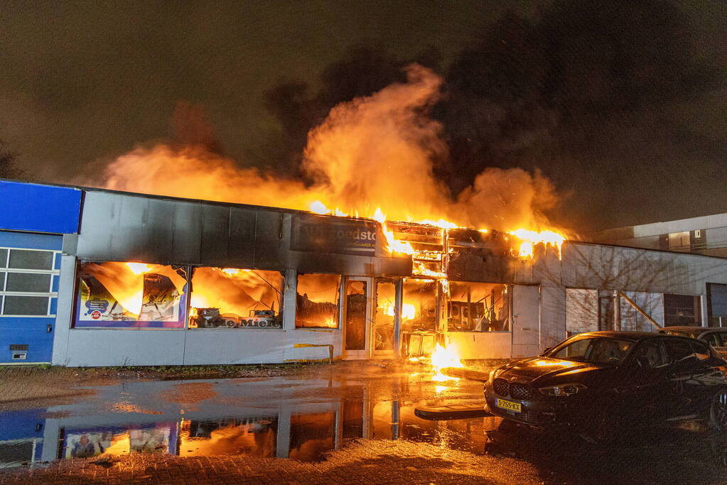 Zeer grote brand in Haarlemse winkel