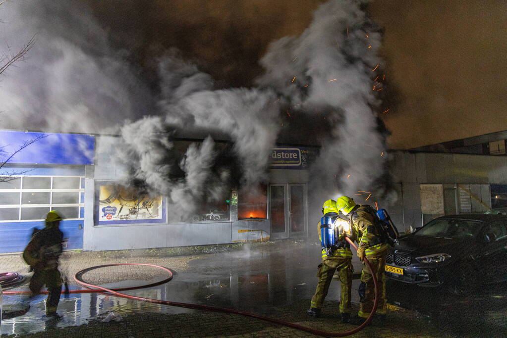 Zeer grote brand in Haarlemse winkel