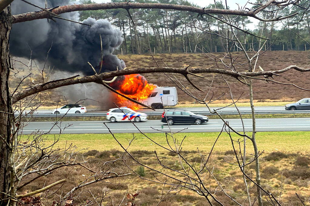 Camper in lichterlaaie op snelweg