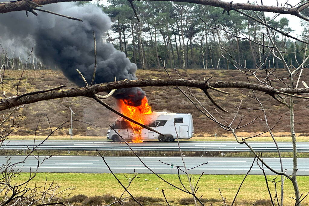 Camper in lichterlaaie op snelweg