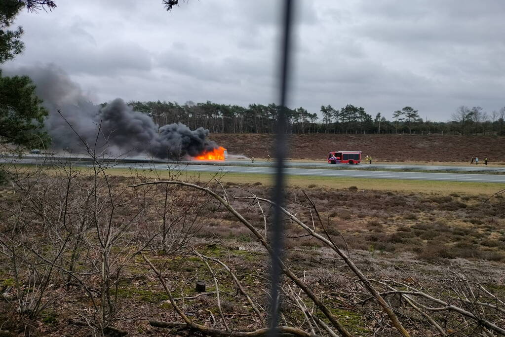 Camper in lichterlaaie op snelweg