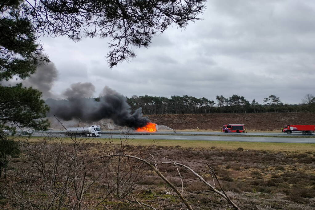 Camper in lichterlaaie op snelweg