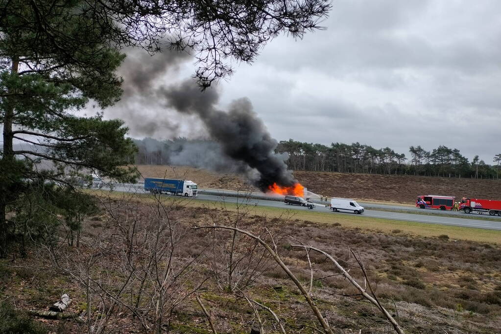 Camper in lichterlaaie op snelweg