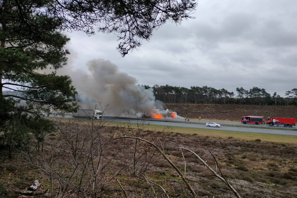 Camper in lichterlaaie op snelweg