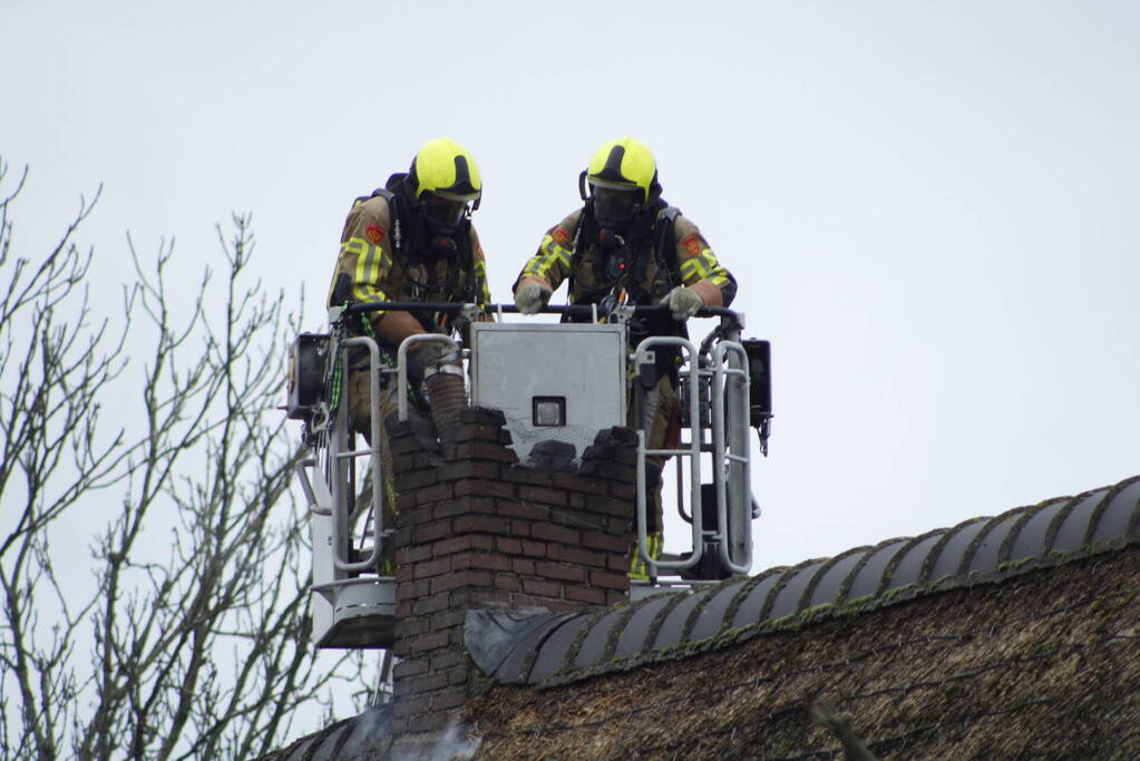 Schoorsteenbrand slaat over naar rietenkap