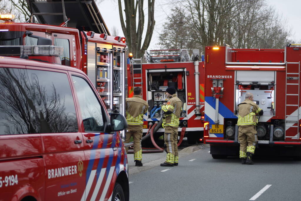 Schoorsteenbrand slaat over naar rietenkap