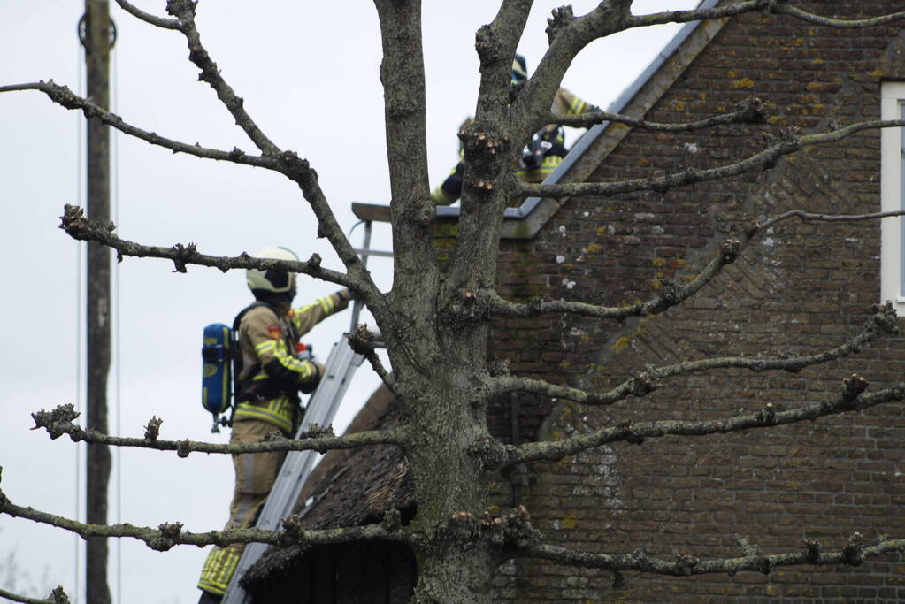 Schoorsteenbrand slaat over naar rietenkap