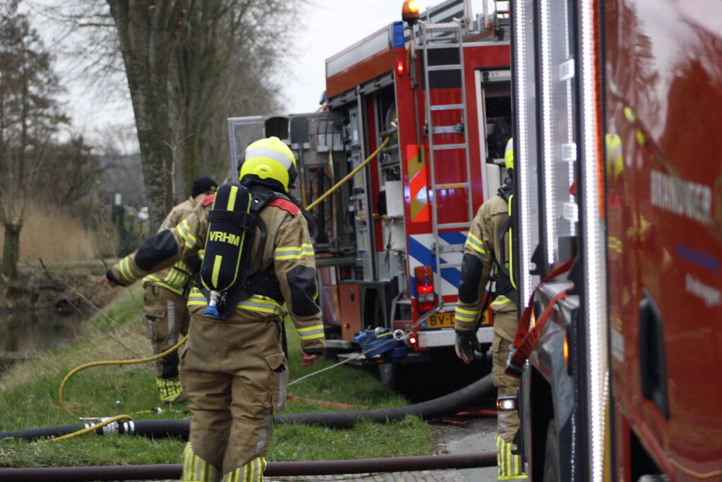 Schoorsteenbrand slaat over naar rietenkap