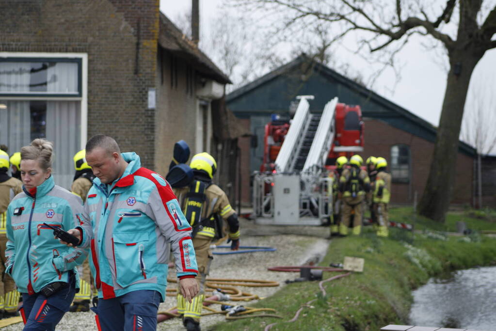 Schoorsteenbrand slaat over naar rietenkap