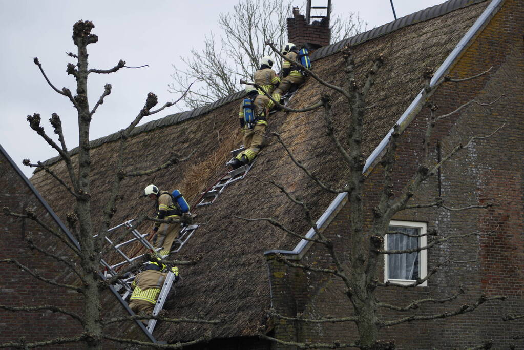 Schoorsteenbrand slaat over naar rietenkap