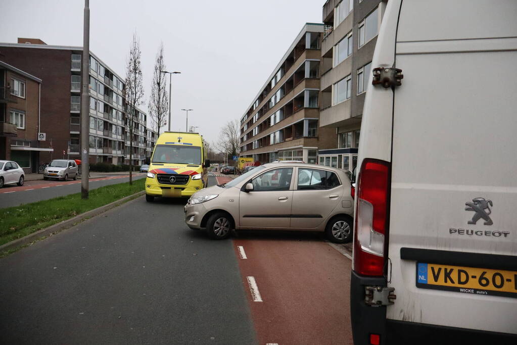 Bestelbus vliegt uit de bocht en ramt geparkeerde auto's