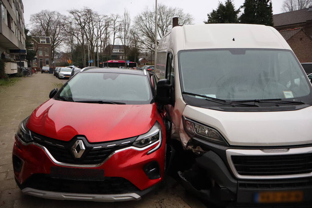 Bestelbus vliegt uit de bocht en ramt geparkeerde auto's