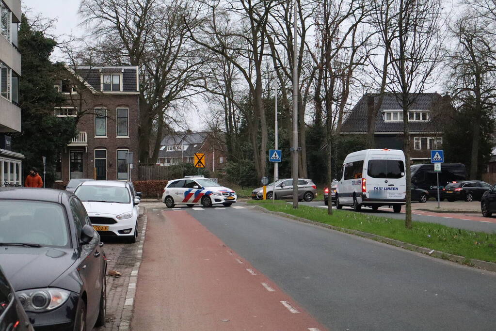 Bestelbus vliegt uit de bocht en ramt geparkeerde auto's