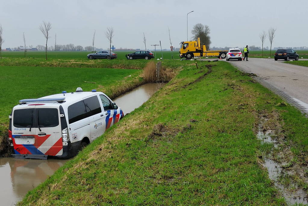 Politiebus te water na aanrijding met auto