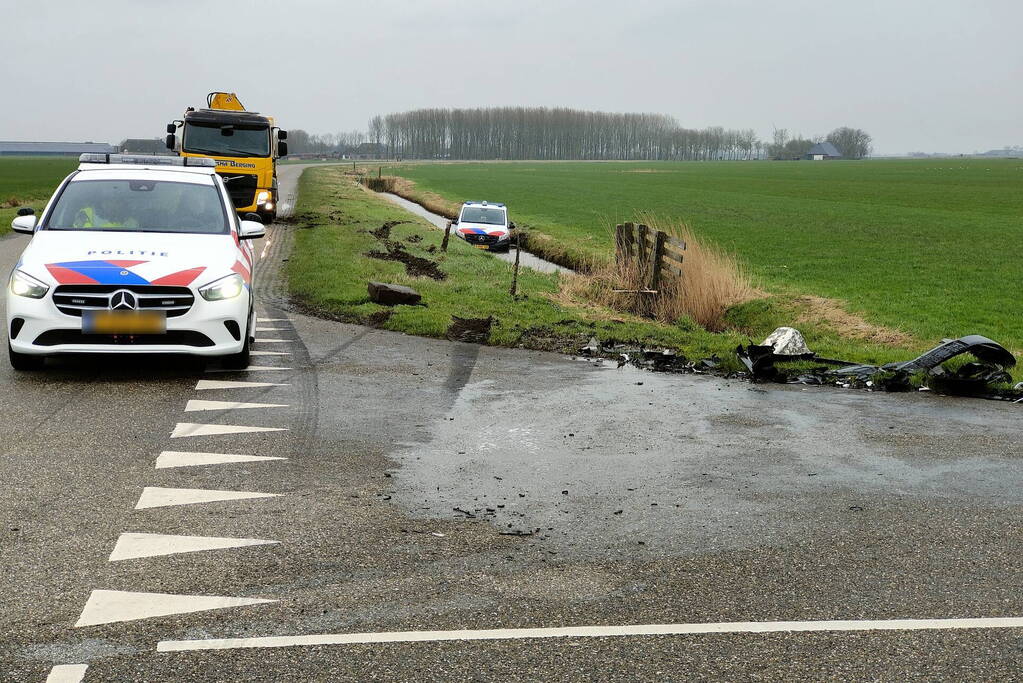 Politiebus te water na aanrijding met auto