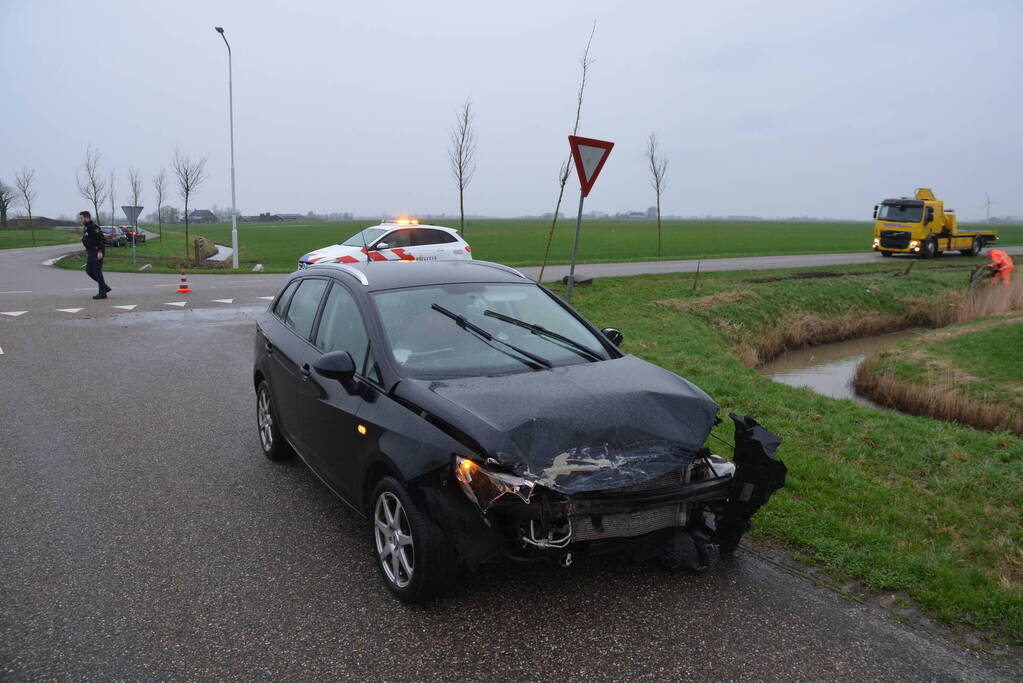 Politiebus te water na aanrijding met auto