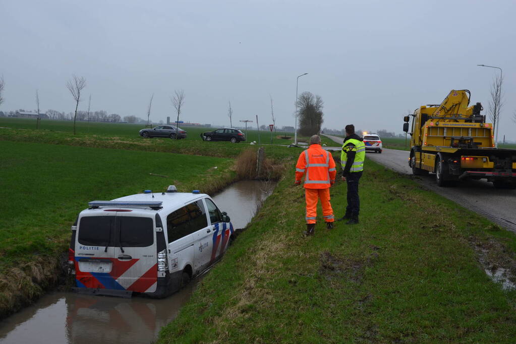 Politiebus te water na aanrijding met auto