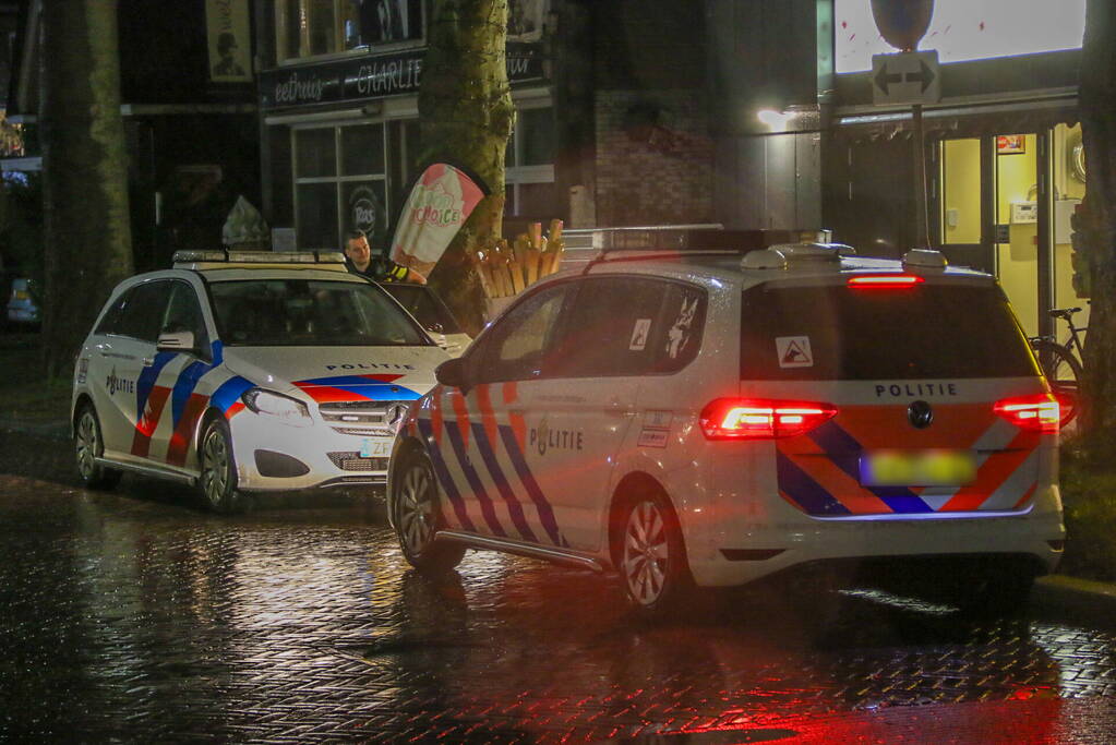 Man showt geslachtsdeel voor supermarkt