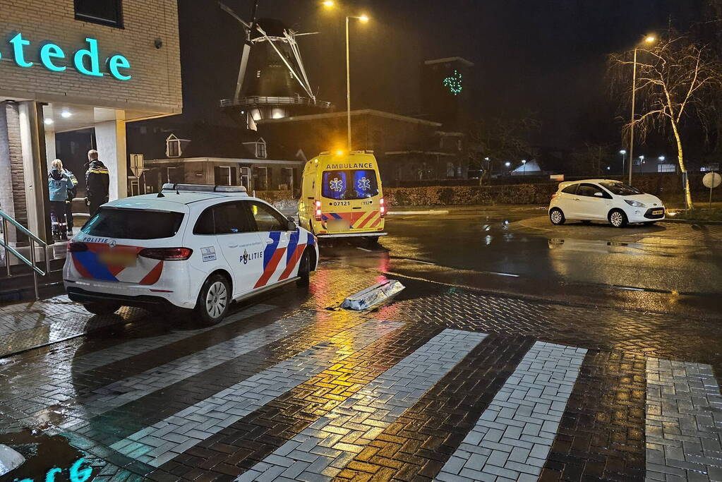 Fietser en automobilist botsen op rotonde